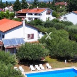 ISTRA, POREČ – Kuća na prostranom imanju s bazenom i potpunom privatnošću!