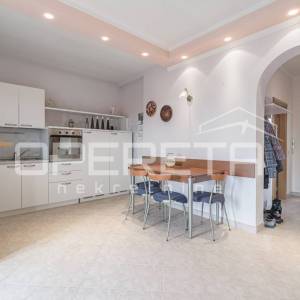 
Istra, Poreč – Obiteljska kuća s tri stambene jedinice i pogledom na more