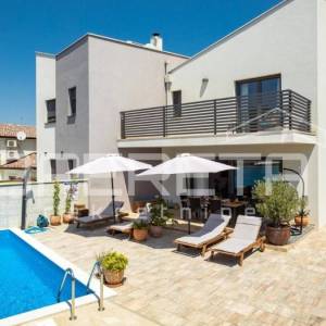 Istra, Poreč okolica- moderna dvojna kuća s bazenom