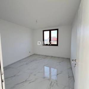 ISTRA, POREČ - Predivan renovirani stan u obiteljskom naselju sa vrtom i prostranom terasom!