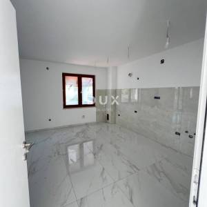 ISTRA, POREČ - Predivan renovirani stan u obiteljskom naselju sa vrtom i prostranom terasom!