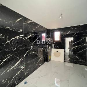 ISTRA, POREČ - Predivan renovirani stan u obiteljskom naselju sa vrtom i prostranom terasom!