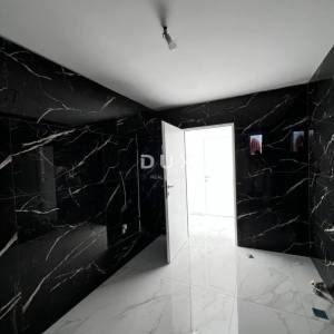 ISTRA, POREČ - Predivan renovirani stan u obiteljskom naselju sa vrtom i prostranom terasom!