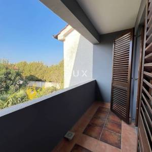 ISTRA, POREČ - Predivan renovirani stan u obiteljskom naselju sa vrtom i prostranom terasom!