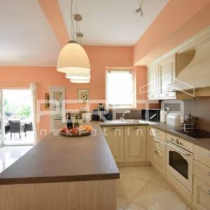 Istra, Poreč- Samostojeća kuća s bazenom i pogledom na more