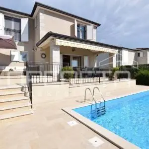 Istra, Poreč- Samostojeća kuća s bazenom i pogledom na more