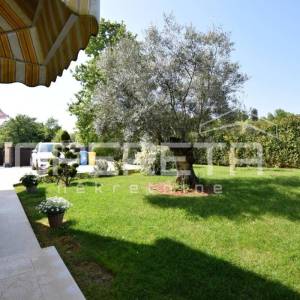 Istra, Poreč- Samostojeća kuća s bazenom i pogledom na more