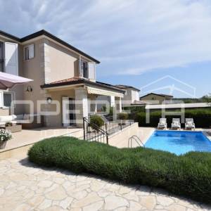 Istra, Poreč- Samostojeća kuća s bazenom i pogledom na more