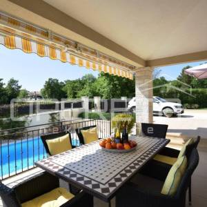 Istra, Poreč- Samostojeća kuća s bazenom i pogledom na more