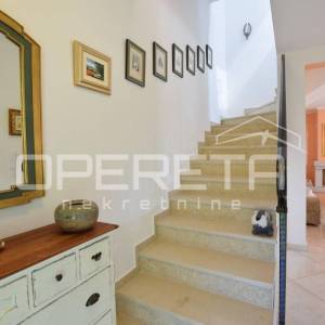 Istra, Poreč- Samostojeća kuća s bazenom i pogledom na more