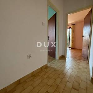 ISTRA, POREČ(OKOLICA) Prostrana kuća s dva velika stana i garažom + građevinski teren 1687m2! SPEKTAR MOGUĆNOSTI!