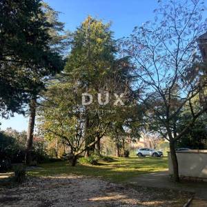 ISTRA, POREČ(OKOLICA) Prostrana kuća s dva velika stana i garažom + građevinski teren 1687m2! SPEKTAR MOGUĆNOSTI!