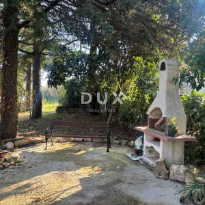 ISTRA, POREČ(OKOLICA) Prostrana kuća s dva velika stana i garažom + građevinski teren 1687m2! SPEKTAR MOGUĆNOSTI!