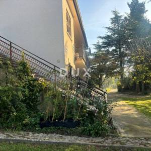 ISTRA, POREČ(OKOLICA) Prostrana kuća s dva velika stana i garažom + građevinski teren 1687m2! SPEKTAR MOGUĆNOSTI!