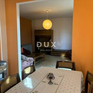 ISTRA, POREČ(OKOLICA) Prostrana kuća s dva velika stana i garažom + građevinski teren 1687m2! SPEKTAR MOGUĆNOSTI!