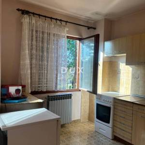 ISTRA, POREČ(OKOLICA) Prostrana kuća s dva velika stana i garažom + građevinski teren 1687m2! SPEKTAR MOGUĆNOSTI!