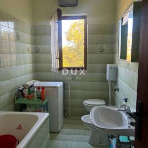 ISTRA, POREČ(OKOLICA) Prostrana kuća s dva velika stana i garažom + građevinski teren 1687m2! SPEKTAR MOGUĆNOSTI!