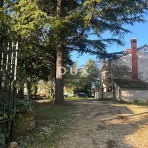 ISTRA, POREČ(OKOLICA) Prostrana kuća s dva velika stana i garažom + građevinski teren 1687m2! SPEKTAR MOGUĆNOSTI!