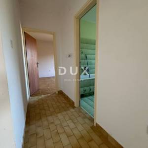 ISTRA, POREČ(OKOLICA) Prostrana kuća s dva velika stana i garažom + građevinski teren 1687m2! SPEKTAR MOGUĆNOSTI!