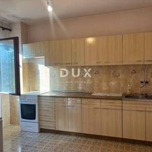 ISTRA, POREČ(OKOLICA) Prostrana kuća s dva velika stana i garažom + građevinski teren 1687m2! SPEKTAR MOGUĆNOSTI!