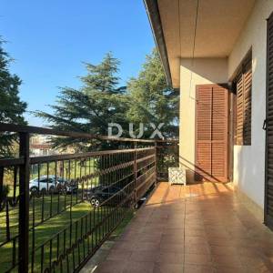 ISTRA, POREČ(OKOLICA) Prostrana kuća s dva velika stana i garažom + građevinski teren 1687m2! SPEKTAR MOGUĆNOSTI!