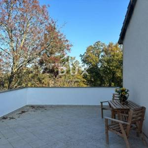 ISTRA, POREČ(OKOLICA) Prostrana kuća s dva velika stana i garažom + građevinski teren 1687m2! SPEKTAR MOGUĆNOSTI!