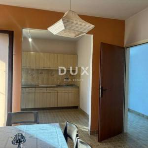 ISTRA, POREČ(OKOLICA) Prostrana kuća s dva velika stana i garažom + građevinski teren 1687m2! SPEKTAR MOGUĆNOSTI!