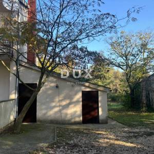 ISTRA, POREČ(OKOLICA) Prostrana kuća s dva velika stana i garažom + građevinski teren 1687m2! SPEKTAR MOGUĆNOSTI!