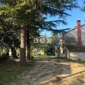 ISTRA, POREČ(OKOLICA) Prostrana kuća s dva velika stana i garažom + građevinski teren 1687m2! SPEKTAR MOGUĆNOSTI!