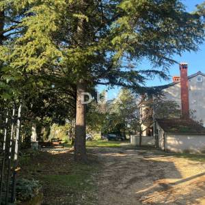 ISTRA, POREČ(OKOLICA) Prostrana kuća s dva velika stana i garažom + građevinski teren 1687m2! SPEKTAR MOGUĆNOSTI!