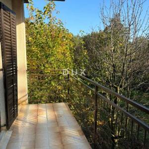 ISTRA, POREČ(OKOLICA) Prostrana kuća s dva velika stana i garažom + građevinski teren 1687m2! SPEKTAR MOGUĆNOSTI!