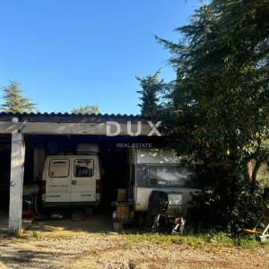 ISTRA, POREČ(OKOLICA) Prostrana kuća s dva velika stana i garažom + građevinski teren 1687m2! SPEKTAR MOGUĆNOSTI!