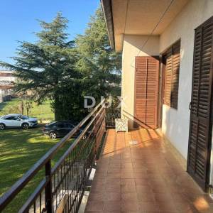 ISTRA, POREČ(OKOLICA) Prostrana kuća s dva velika stana i garažom + građevinski teren 1687m2! SPEKTAR MOGUĆNOSTI!