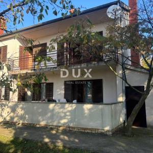 ISTRA, POREČ(OKOLICA) Prostrana kuća s dva velika stana i garažom + građevinski teren 1687m2! SPEKTAR MOGUĆNOSTI!