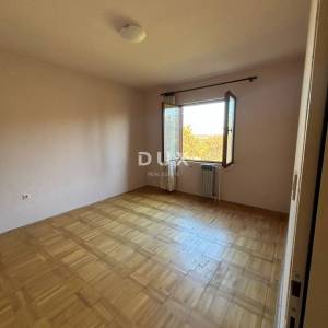 ISTRA, POREČ(OKOLICA) Prostrana kuća s dva velika stana i garažom + građevinski teren 1687m2! SPEKTAR MOGUĆNOSTI!