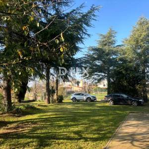 ISTRA, POREČ(OKOLICA) Prostrana kuća s dva velika stana i garažom + građevinski teren 1687m2! SPEKTAR MOGUĆNOSTI!