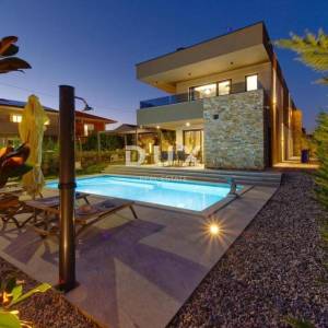 ISTRA, PULA (okolica) - Prekrasna nova uređena vila u neposrednoj blizini grada!