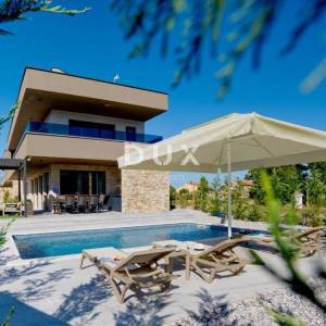 ISTRA, PULA (okolica) - Prekrasna nova uređena vila u neposrednoj blizini grada!