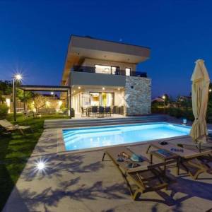 ISTRA, PULA (okolica) - Prekrasna nova uređena vila u neposrednoj blizini grada!