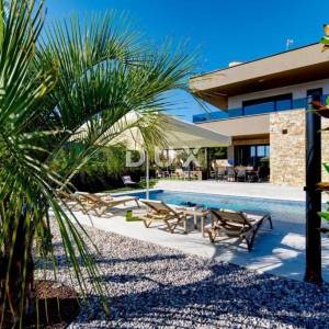 ISTRA, PULA (okolica) - Prekrasna nova uređena vila u neposrednoj blizini grada!