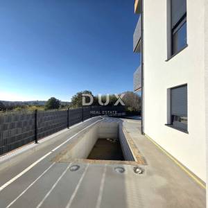 ISTRA, PULA – Prizemni 2SS+DB stan u novogradnji s terasom, dvorištem i privatnim bazenom