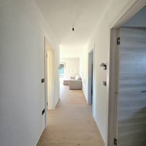 ISTRA, PULA – Prizemni 2SS+DB stan u novogradnji s terasom, dvorištem i privatnim bazenom