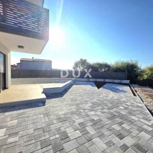 ISTRA, PULA – Prizemni 2SS+DB stan u novogradnji s terasom, dvorištem i privatnim bazenom