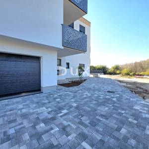 ISTRA, PULA – Prizemni 2SS+DB stan u novogradnji s terasom, dvorištem i privatnim bazenom