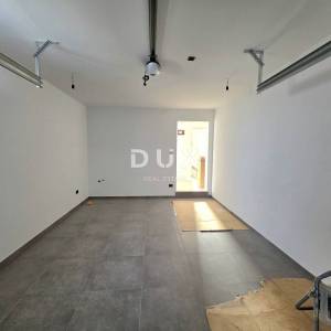 ISTRA, PULA – Prizemni 2SS+DB stan u novogradnji s terasom, dvorištem i privatnim bazenom