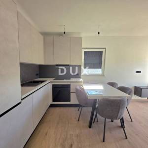 ISTRA, PULA – Prizemni 2SS+DB stan u novogradnji s terasom, dvorištem i privatnim bazenom