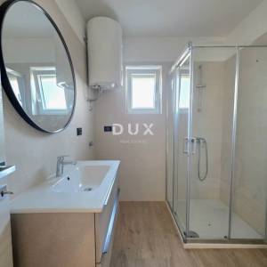 ISTRA, PULA – Prizemni 2SS+DB stan u novogradnji s terasom, dvorištem i privatnim bazenom