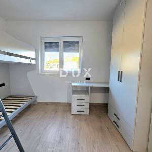 ISTRA, PULA – Prizemni 2SS+DB stan u novogradnji s terasom, dvorištem i privatnim bazenom