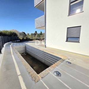 ISTRA, PULA – Prizemni 2SS+DB stan u novogradnji s terasom, dvorištem i privatnim bazenom