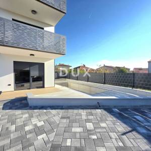 ISTRA, PULA – Prizemni 2SS+DB stan u novogradnji s terasom, dvorištem i privatnim bazenom